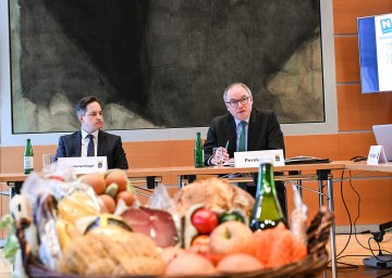 LH-Stellvertreter Stephan Pernkopf und LKNÖ-Präsident Johannes Schmuckenschlager: „Unsere Bäuerinnen und Bauern garantieren die Versorgungssicherheit mit heimischen Lebensmitteln.“
