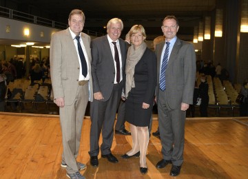 Im Bild von links nach rechts: Bildungsmanager Josef Hörndler (LRS NÖ), Mag. Johann Heuras (Amtsführender Präsident es Landesschulrates für Niederösterreich), Landesrätin Mag. Barbara Schwarz, MMag. Rainer Graf (Direktor IT-HTL, HAK Ybbs).