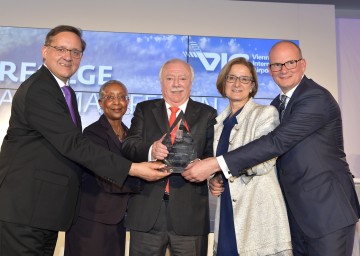 Auszeichnung „Best Airport 2016“ für Flughafen Wien-Schwechat: Vorstandsdirektor Günther Ofner, Angela Gittens, General Director von ACI World, Bürgermeister Michael Häupl, Landeshauptfrau Johanna Mikl-Leitner und Vorstandsdirektor Julian Jäger (v.l.n.r.)