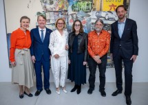 (v.l.n.r.) Julia Flunger Schulz (GF Kunstmeile Krems), Art Fischer (US-Botschafter), Landeshauptfrau Johanna Mikl-Leitner, Julia Blaut (Direktorin Rauschenberg Stiftung), Christopher Rauschenberg (Sohn des Künstlers) und Florian Steininger (künstl. Direktor Kunsthalle Krems).