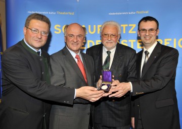 Die NÖ Landesausstellung wird in 17 Tagen eröffnet. Heute präsentierten Mag. Hermann Dikowitsch, LH Dr. Erwin Pröll, Wolf-Dietrich Raidl, Bgm. Mag. Rudolf Mayer ( v.l.n.r.) einige Objekte in Raabs an der Thaya.