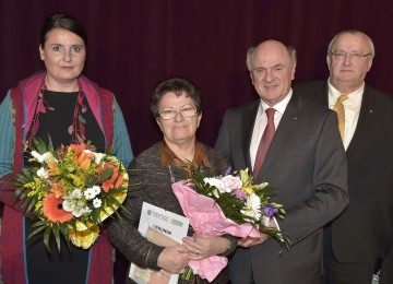 Die künstlerische Leiterin Andrea Topitz-Kronister, Theresia Hofmann, die 50.000. Besucherin, Landeshauptmann Dr. Erwin Pröll und Bürgermeister Johann Gartner bei der Besucherehrung im Konzerthaus Weinviertel in Ziersdorf.