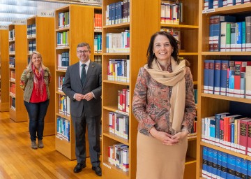 Bibliothekarin Ulrike Holy-Padevit (Stadtbücherei Mediathek Retz), Landesrat Ludwig Schleritzko und Treffpunkt-Bibliothek-Geschäftsführerin Ursula Liebmann (v.l.n.r.) informierten über die neue Bibliotheken Strategie für Niederösterreich. 