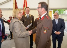 Landeshauptfrau Johanna Mikl-Leitner mit Feuerwehrkamerad Bernhard Loitsch, der für seine 40-jährige Mitgliedschaft ausgezeichnet wurde.