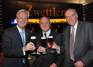 „Zwettler Bier“ feiert heuer sein 300-Jahr-Jubiläum. Die Privatbrauerei befindet sich seit 1890 und damit in fünfter Generation im Besitz der Familie Schwarz. Im Bild Seniorchef KR Karl Schwarz, Landeshauptmann Dr. Erwin Pröll und Mag. Karl Schwarz, der seit 1996 das Unternehmen leitet (v.r.n.l.).