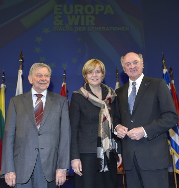 Landeshauptmann Dr. Erwin Pröll, Landesrätin Mag. Barbara Schwarz und Dr. Hugo Portisch bei der Abschlussveranstaltung \"Europa & Wir. Dialog der Generationen\" im Festspielhaus St. Pölten.