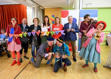 v.l.n.r.: Rote Nasen Clowns mit Pflegedirektor des PBZ St. Pölten Jörg Ney, Landesrätin Christiane Teschl-Hofmeister, Kaufmännische Direktorin des PBZ St. Pölten  Mag. (FH) Regina Kos, Gründerin der Rote Nasen Monica Culen und Direktor für Medizin und Pflege der NÖ Landesgesundheitsagentur Dr. Markus Klamminger