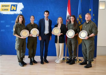 (v.l.n.r.) Eirini-Marina Alexandri, Anna-Maria Alexandri, LH-Stv. Udo Landbauer, Victoria Hudson, Vasiliki-Pagona Alexandri, Alexander Schmirl