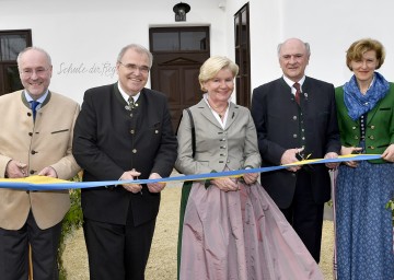 Eröffnung der „Schule der Regionen“ im Museumsdorf Niedersulz: Dr. Edgar Niemeczek, Geschäftsführer der Kulturregion Niederösterreich, Justizminister Dr. Wolfgang Brandstetter, Elisabeth Pröll, Präsidentin von „Hilfe im eigenen Land“, Landeshauptmann Dr. Erwin Pröll und Dorothea Draxler, Geschäftsführerin der Kulturregion Niederösterreich (v.l.n.r.)