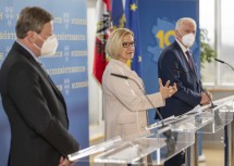 Bei der Pressekonferenz: Landesrat Gottfried Waldhäusl, Landeshauptfrau Johanna Mikl-Leitner und LH-Stellvertreter Franz Schnabl (von links nach rechts).