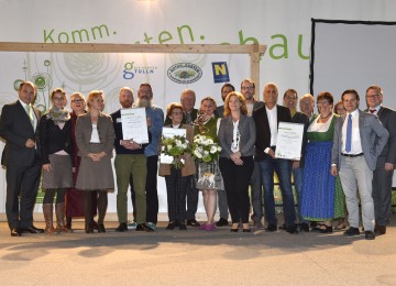 Preisverleihung: Mag. Wolfgang Sobotka (Landeshauptmann-Stellvertreter und Initiator der Aktion „Natur im Garten“), Marion Schwarz (Arche Noah), Christa Ringkamp (Präsidentin European Garden Association – „Natur im Garten“ International), Beate Koller (Arche Noah), Michael Ryley (Phoenix Garden), Christopher Raeburns (Phoenix Garden), Erika Bauer (Spiegelmayr Haus), Hubert Fiegl (Gemeinde Kirchberg, ehem. Vizebürgermeister), Mag. Monika Strasser (Spiegelmayr Haus), Sascha Wienecke (Zollverein Park), Gerlinde Humpelstetter (Gemeinde Kirchberg, Kindergarten), Thomas Dietrich (Zollverein Park), Erwin Mantler (Gemeinde Kirchberg, Vizebürgermeister), Mag. (FH) Siegfried Tatschl (Gemeinde Kirchberg, Landschaftsplaner), Herbert Eder (Gemeinde Kirchberg, Gemeindesekretär), Gabriele Hackl (Gemeinde Kirchberg, Leiterin des Kindergartens), Nadine Fiegl (Gemeinde Kirchberg, Landschaftsplanerin), Ing. Wolfgang Benedikt (Gemeinde Kirchberg, Bürgermeister) und Franz Aigner (Gemeinde Kirchberg, Geschäftsführender Gemeinderat). (v.l.n.r.)