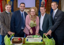 (v.l.n.r.) Schulgemeinde Obmann Christian Köberl, Schulleiter Stefan Scheiblecker, Bildungslandesrätin Christiane Teschl-Hofmeister, Bürgermeister Albert Pitterle und Bildungsdirektor Karl Fritthum.