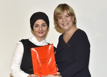 Landesrätin Mag. Barbara Schwarz übergibt das Diplom an die Interkulturelle Mitarbeiterin Tülay Polat im Rahmen der gestrigen Festveranstaltung.