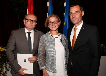 Amtsübergabe an der Bezirkshauptmannschaft Hollabrunn: Bezirkshauptmann Andreas Stobl, Landeshauptfrau Johanna Mikl-Leitner und Bezirkshauptmann Stefan Grusch (v.l.n.r.)