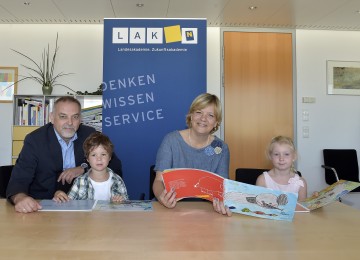 Im Bild von links nach rechts: Geschäftsführer Dr. Christian Milota (NÖ Landesakademie), Landesrätin Mag. Barbara Schwarz, Max und Anika.