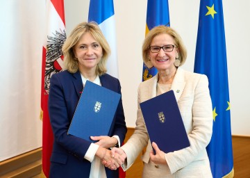 Unterzeichnung der gemeinsamen Absichtserklärung durch Landeshauptfrau Johanna Mikl-Leitner und Valerie Pecresse, Präsidentin des Regionalrates der Region Ile-de-France.