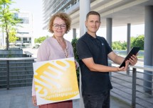 Jugend-Landesrätin Christiane Teschl-Hofmeister und Lukas Schneider von der Jugend:info NÖ.