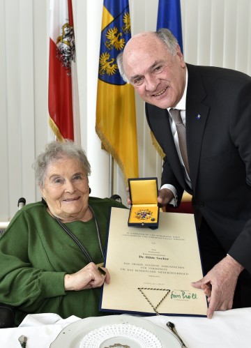Landeshauptmann Dr. Erwin Pröll verlieh das \"Große Goldene Ehrenzeichen für Verdienste um das Bundesland Niederösterreich\" an die Schauspielerin Hilde Sochor.