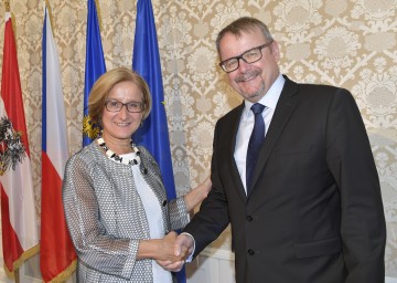 Landeshauptfrau Johanna Mikl-Leitner im Arbeitsgespräch mit dem tschechischen Verkehrsminister Dan Ťok (v.l.n.r.)