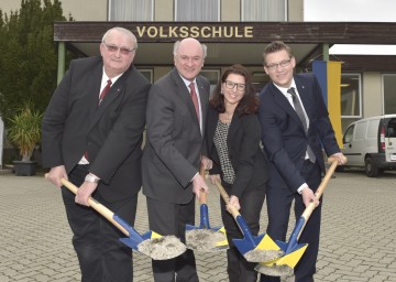 Im Bild von links nach rechts: Bürgermeister Johann Gartner, Landeshauptmann Dr. Erwin Pröll, Schulleiterin Mag. Regina Pfeifer und Christoph Müllner, Obmann des Schulausschusses.