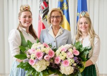 Landeshauptfrau Johanna Mikl-Leitner mit der neuen Weinkönigin Sophie Hromatka (r.) und deren Vorgängerin Diana Müller (l.).