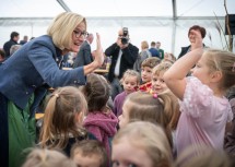 Landeshauptfrau Johanna Mikl-Leitner mit Kindern bei der Eröffnung des neuen Gemeindezentrums.