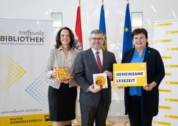 Präsentation der Kooperation „Gemeinsame Lesezeit“ von Hilfswerk NÖ und Treffpunkt Bibliothek in St. Pölten. Im Bild Ursula Liebmann, Geschäftsführerin von Treffpunkt Bibliothek, Landesrat Ludwig Schleritzko und Michaela Hinterholzer, Präsidentin des NÖ Hilfswerks (v.l.n.r.)