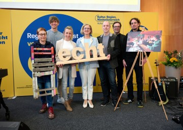 Viertelfestival im Mostviertel: Andrea Brunner-Fohrafellner, Walter und Julia Sitz von der Quetschwork Family, Landeshauptfrau Johanna Mikl-Leitner, Martin Vogg, Geschäftsführer Kulturvernetzung Niederösterreich, Hannes Mayrhofer, Kulturvernetzung Mostviertel, und Thomas Zeller.