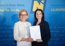 Landeshauptfrau Johanna Mikl-Leitner mit Bezirkshauptfrau Heidelinde Grubhofer