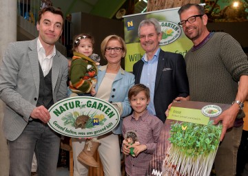 Eröffnung des „Natur im Garten“-Festes Frühlingserwachen: Christian Rädler, Obmann von „Natur im Garten“, Landeshauptfrau Johanna Mikl-Leitner, Landesrat Karl Wilfing und ORF-Biogärtner Karl Ploberger mit Kindern (v.l.n.r.)