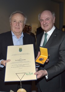 Landeshauptmann Dr. Erwin Pröll überreichte Prof. Dr. Helmut Zambo das \"Große Goldene Ehrenzeichen für Verdienste um das Bundesland Niederösterreich\".