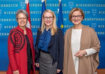 Im Bild von links nach rechts: Wirtschaftslandesrätin Petra Bohuslav, Wirtschaftsministerin Margarete Schramböck und Landeshauptfrau Johanna Mikl-Leitner.