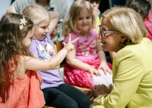 Landeshauptfrau Johanna Mikl-Leitner ließ sich von den Kindern erzählen, was so toll am IZIBIZI kids corner ist.