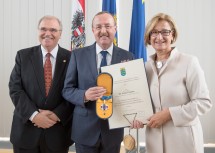 Ehrenzeichen für Landespolizeidirektor a.D. Franz Prucher (Mitte): Vizekanzler Wolfgang Brandstetter (links) und Landeshauptfrau Johanna Mikl-Leitner (rechts) gratulierten.