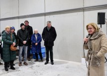 Landeshauptfrau Johanna Mikl-Leitner bei ihrer Festrede anlässlich der Gleichenfeier für die Weinbauhallen in Perchtoldsdorf.
