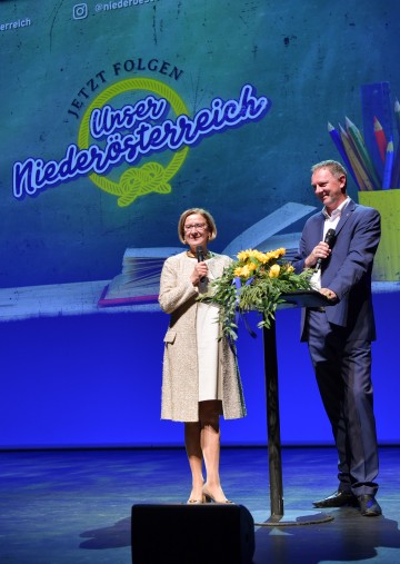 Lehrer-Dienstjubiläen: Landeshauptfrau Johanna Mikl-Leitner im Gespräch mit Moderator Fritz Lengauer
