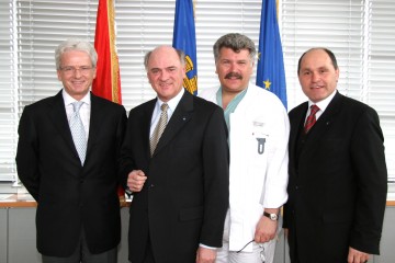 Niederösterreichs Spitäler laden zum „Tag der offenen Tür“ ein. Im Bild v.l.n.r. Dr. Lothar Fiedler, Präsident der NÖ Ärztekammer, Landeshauptmann Dr. Erwin Pröll, Dr. Gerhard Schuh und Landesrat Mag. Wolfgang Sobotka.