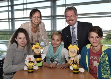 Bundesministerin MMag. Dr. Sophie Karmasin und Jugend-Landesrat Mag. Karl Wilfing gratulierten Andrea Macho, Anja Strohmayer und Lukas Hinterhager von der Neuen Niederösterreichischen Mittelschule Schrems zu ihrem Projekt „Bienen und deren Bedrohung“ (v.l.n.r.)