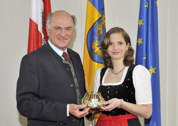 Landeshauptmann Dr. Erwin Pröll mit Barbara I., der neuen NÖ Weinkönigin