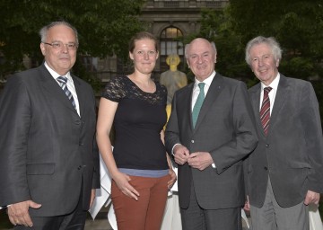 Beim „Niederösterreich-Abend“ an der Universität Wien: Rektor Dr. Heinz W. Engl, Studentin Kim Kortekaas, Landeshauptmann Dr. Erwin Pröll und der Schriftsteller Alfred Komarek (v. l. n. r.).