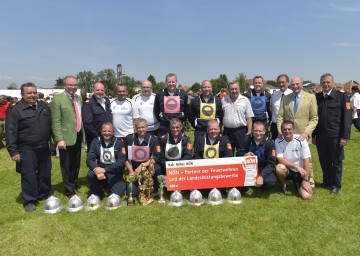 Wanderpreis St. Florian für die Bewerbgruppe Otterthal 1: Gratulation von Landesrat Dr. Stephan Pernkopf (2.v.l.), Landeshauptmann Dr. Erwin Pröll und Landesfeuerwehrkommandant Dietmar Fahrafellner, MSc (beide rechts).