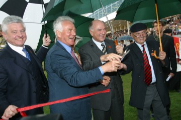 In Ebreichsdorf eröffnete Landeshauptmann Dr. Erwin Pröll am Sonntag gemeinsam mit Frank Stronach den Pferdesportpark „Magna Racino“. Mit am Bild: Landesrat Ernest Gabmann und Bürgermeister Josef Pilz.