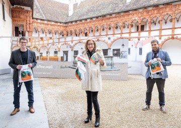 Ab Samstag, 20. März, ist auf der Schallaburg die Ausstellung „Sehnsucht Ferne – Aufbruch in neue Welten“ zu sehen. Im Bild Kurator Roman Dachsberger, Landeshauptfrau Johanna Mikl-Leitner und Marcel Chahrour, Kulturvermittlung Schallaburg (v.l.n.r.)