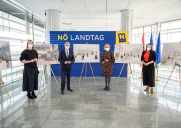 Marieke Kums (l.) und Alexandra Hörtler (r.) präsentierten Landtagspräsident Karl Wilfing und Landeshauptfrau Johanna Mikl-Leitner die Entwürfe für das Forum Landtag.