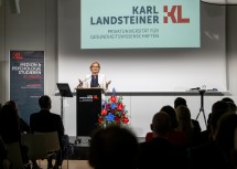 Landeshauptfrau Johanna Mikl-Leitner bei ihrer Festrede im Festsaal der Karl Landsteiner Privatuniversität für Gesundheitswissenschaften in Krems.