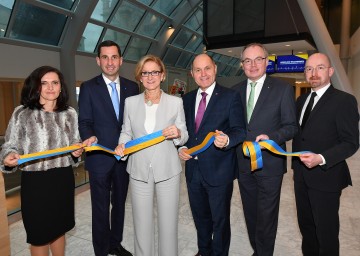 Pflegedirektorin Michaela Gansch, der Kaufmännischen Direktor Bernhard Kadlec, Landeshauptfrau Johanna Mikl-Leitner, Nationalratspräsident Wolfgang Sobotka, LH-Stellvertreter Stephan Pernkopf und der Ärztliche Direktor Thomas Gamsjäger nahmen die Eröffnung des Hauses C am Universitätsklinikum St. Pölten vor (v.l.n.r.)