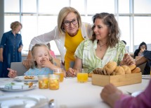 Landeshauptfrau Johanna Mikl-Leitner und Landesrätin Teschl-Hofmeister beim gemeinsamen Frühstück mit den Kindern und Jugendlichen des Ambulatorium Sonnenschein.