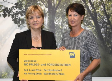 Landesrätin Mag. Barbara Schwarz und Ulrike Götterer, die Direktorin des NÖ Pflege- und Förderzentrums Perchtoldsdorf (v.l.n.r.)