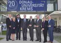 Feierten 20 Jahre Donau-Universität Krems: Bürgermeister Dr. Reinhard Resch, Univ.-Prof. Dr. Viktoria Weber, Vizerektorin für Forschung, Philip Flacke, Vorsitzender der Österreichischen Hochschülerschaft, Vizekanzler und Wissenschaftsminister Dr. Reinhold Mitterlehner, Rektor Mag. Friedrich Faulhammer, Landeshauptmann Dr. Erwin Pröll, Univ.-Prof. Dr. Monika Kil, Vizerektorin für Lehre/Wissenschaftliche Weiterbildung, und Landeshauptmann-Stellvertreter Mag. Wolfgang Sobotka. (v.l.n.r.)