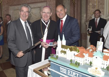 Anschneiden des Zuckerguss-Torten-Modells des Stiftes Klosterneuburg beim Festakt zum 900-Jahr-Jubiläum: Bundespräsident Dr. Heinz Fischer, Hausherr Abtprimas Bernhard Backovsky und Landeshauptmann-Stellvertreter Mag. Wolfgang Sobotka. (v.l.n.r.)